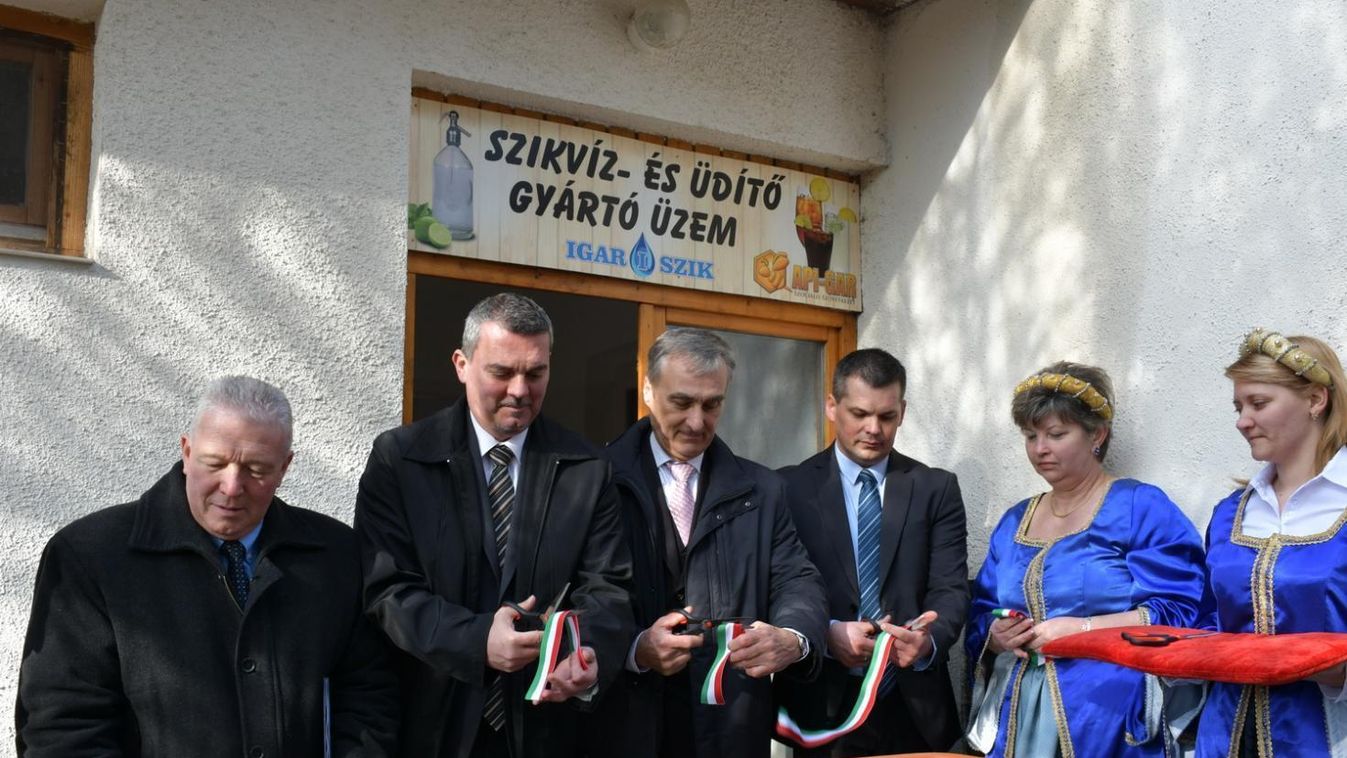 Szikvíz-és üdítőgyártó üzemet adtak át Tiszaigaron (galéria)