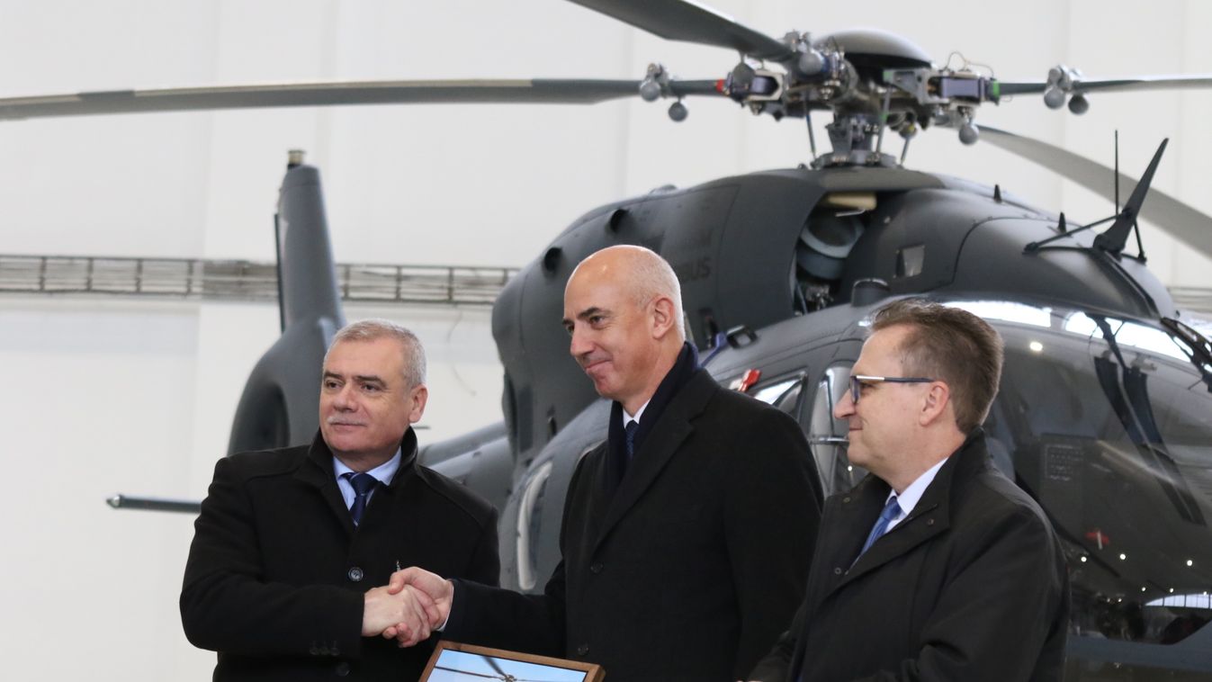 Átadták a honvédség új Airbus helikoptereit a szolnoki bázison