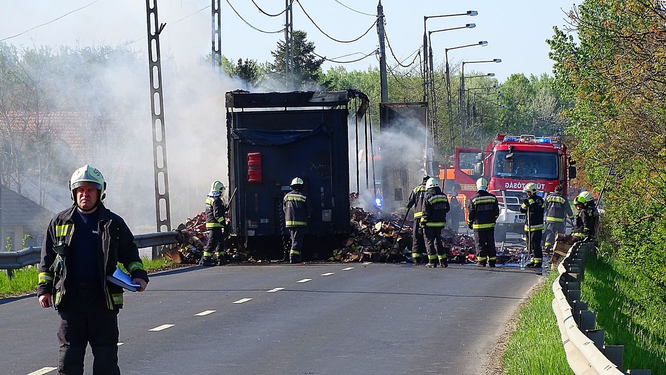Égett egy kamion pótkocsija a 442-es főúton, Szolnokon