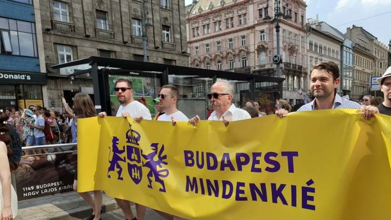 Büszkén menetelt a jobbikos politikus a Pride-on