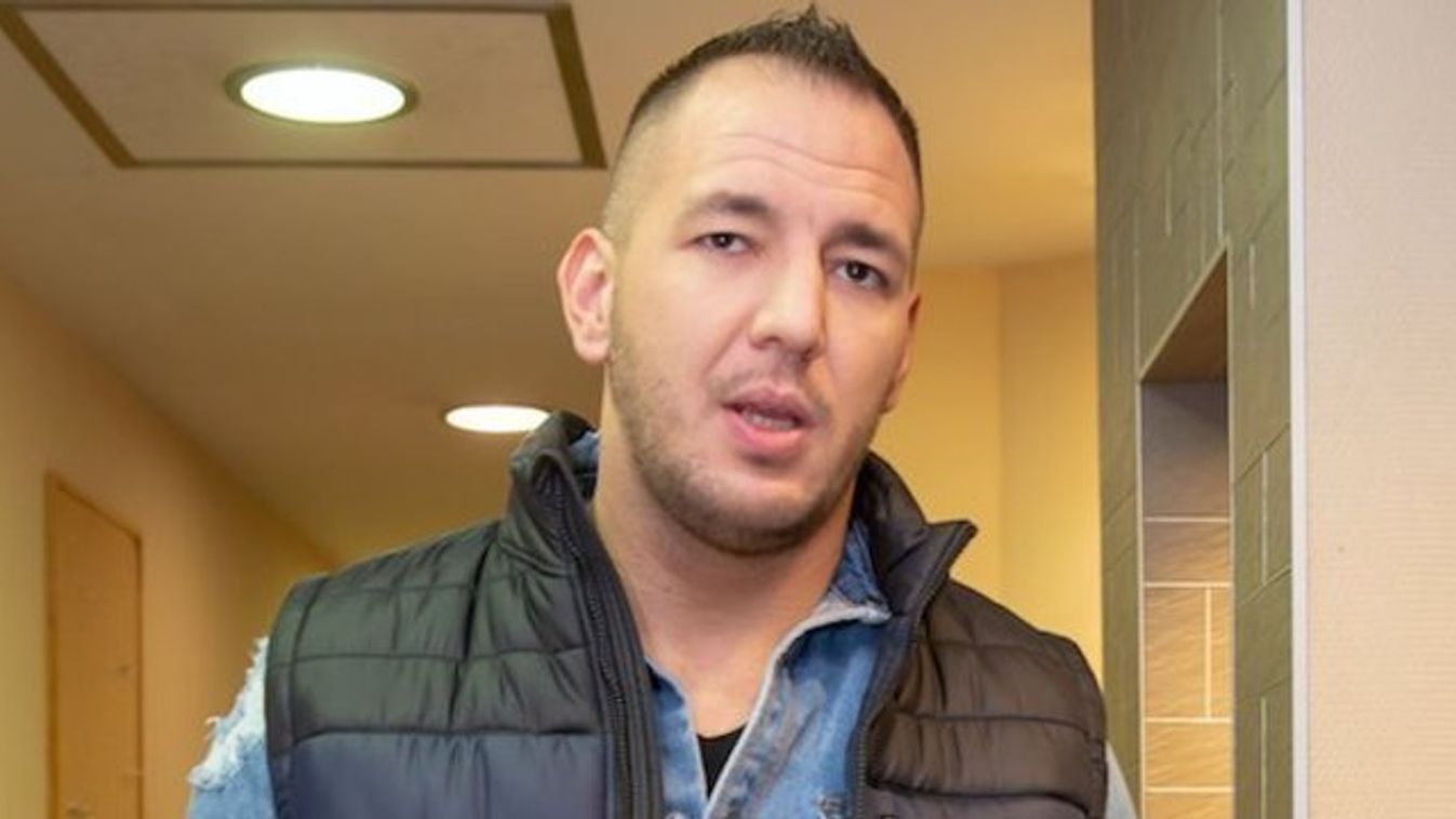 Curtis úgy csókolja szerelmét, mint egy elvarázsolt kamasz fiú