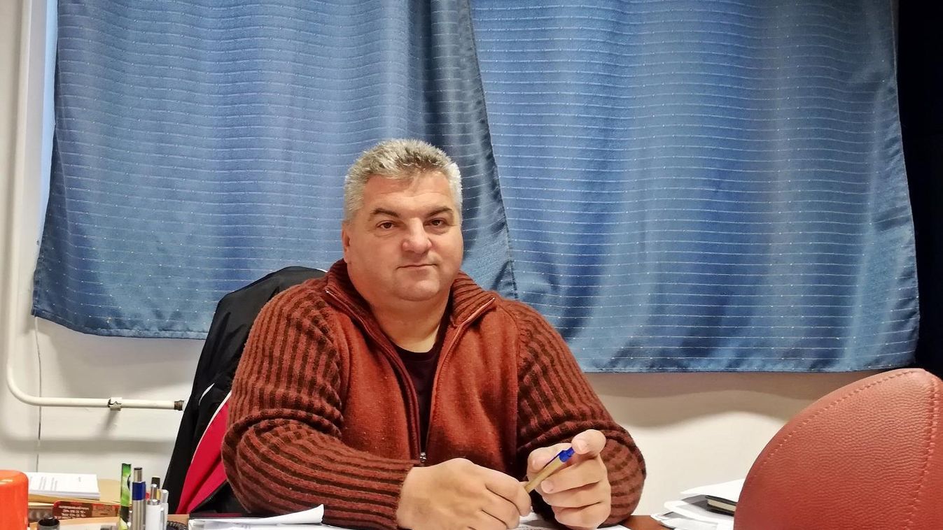 A helyi iskolaigazgató édesapja a Tiszát átúszva érkezett Roffra