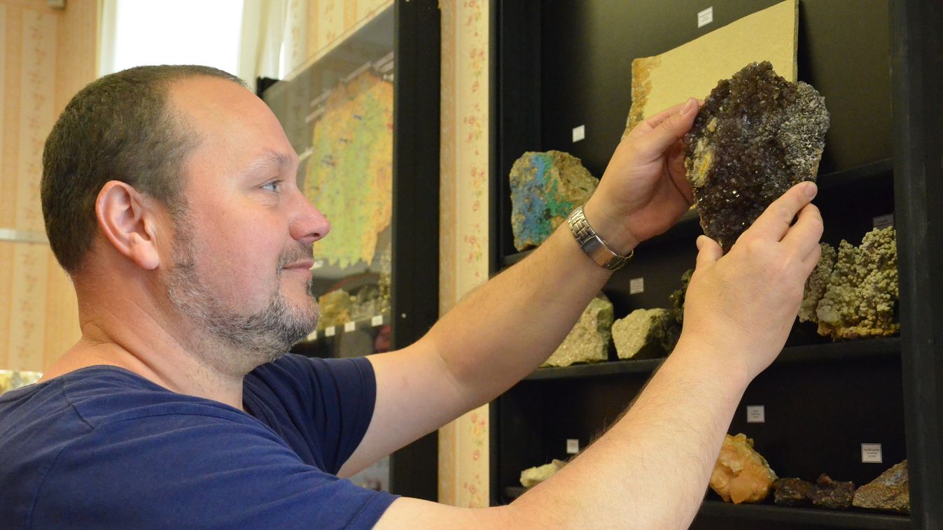 Érdekes ásványok láthatók a falvai Macimúzeum vitrinjeiben