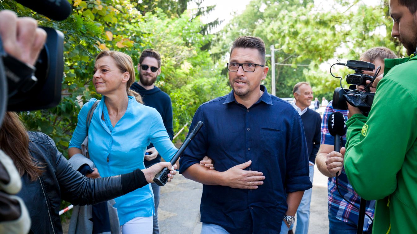 Megjelent Ákos önéletrajza, sok fotóval