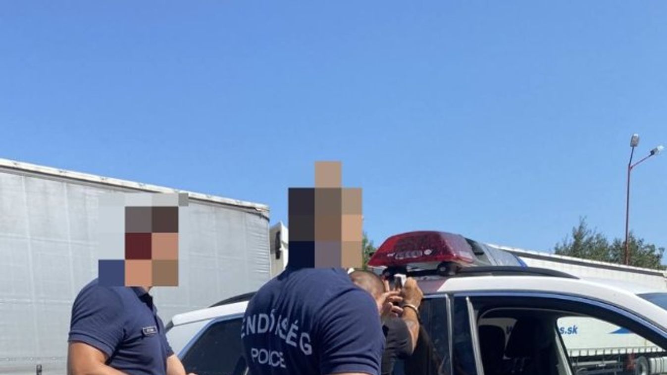 Nagy erőkkel vonultak ki a rendőrök az M1-esre, elfogtak egy unokázós csalót