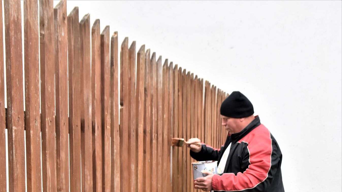 Kerítést festenek, parkolót építenek Fegyverneken