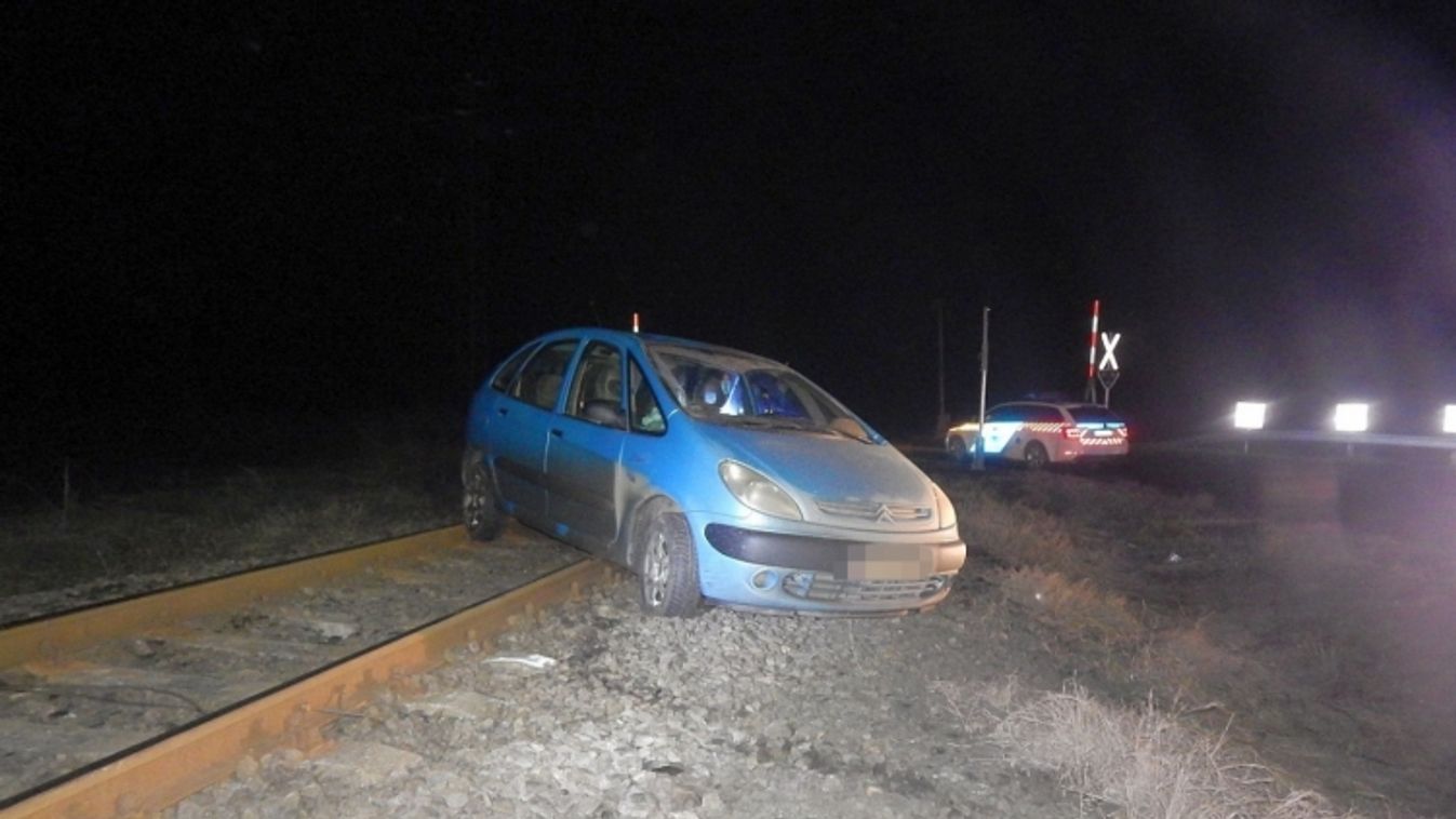 Vasúti átjáróban ragadt egy autós, rendőr állította meg a vonatot