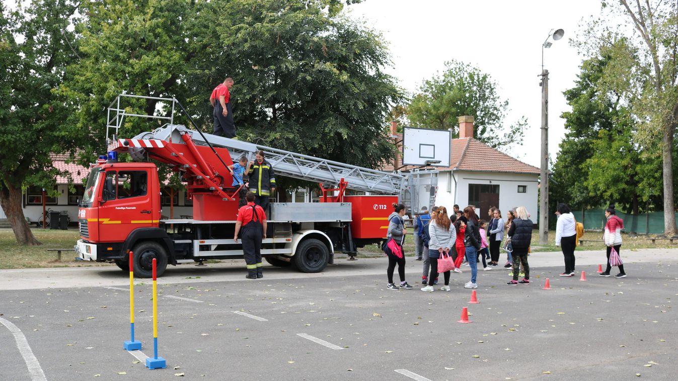 Emelőkosaras járművel gazdagodott a kőtelki tűzoltó egyesület