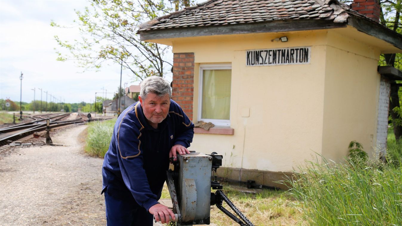 Szerényi Zoltán még ma is kézzel tekeri le a sorompót Kunszenten
