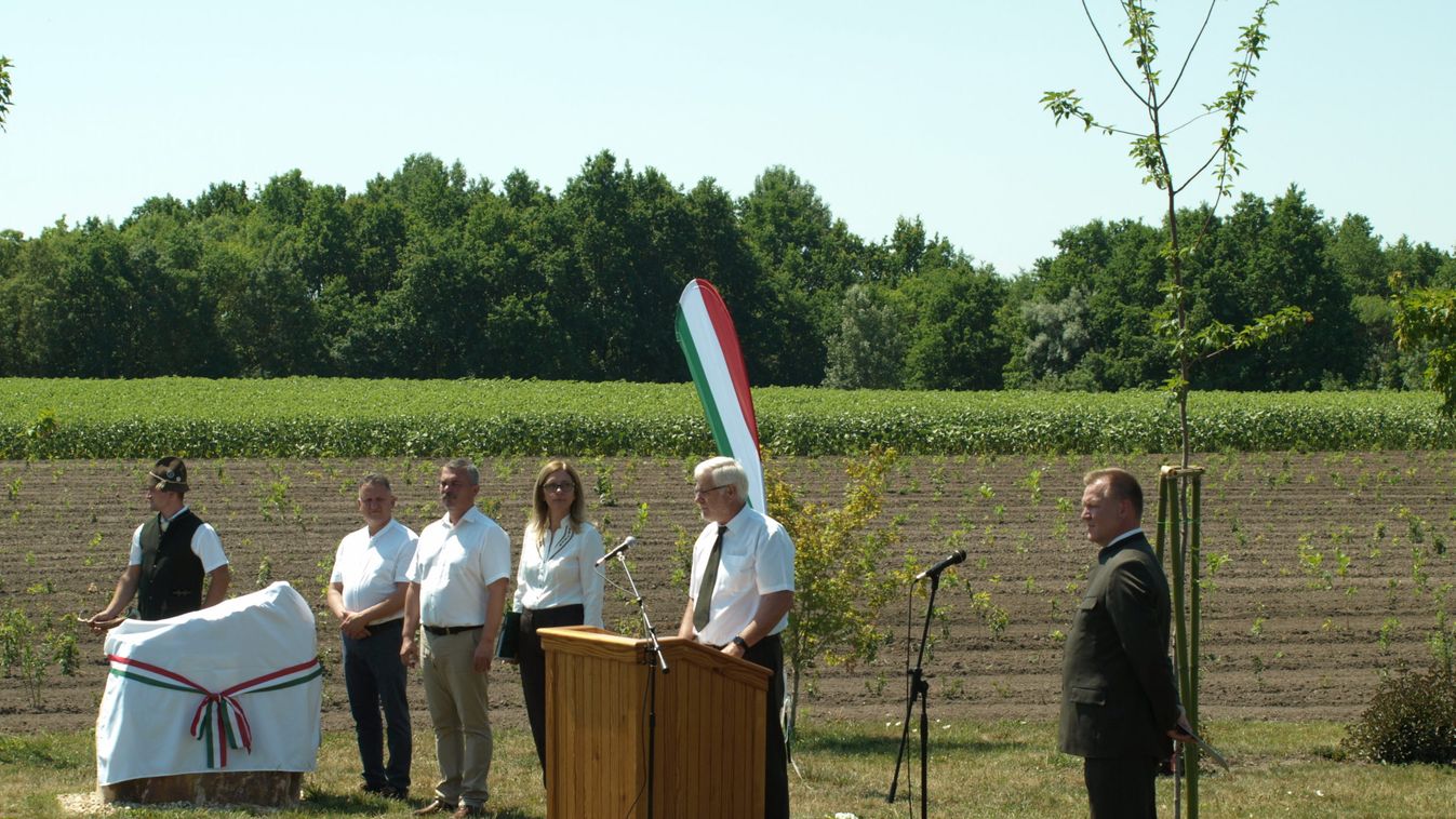 Emlékerdőt avattak a Tiszaigari Arborétum területén