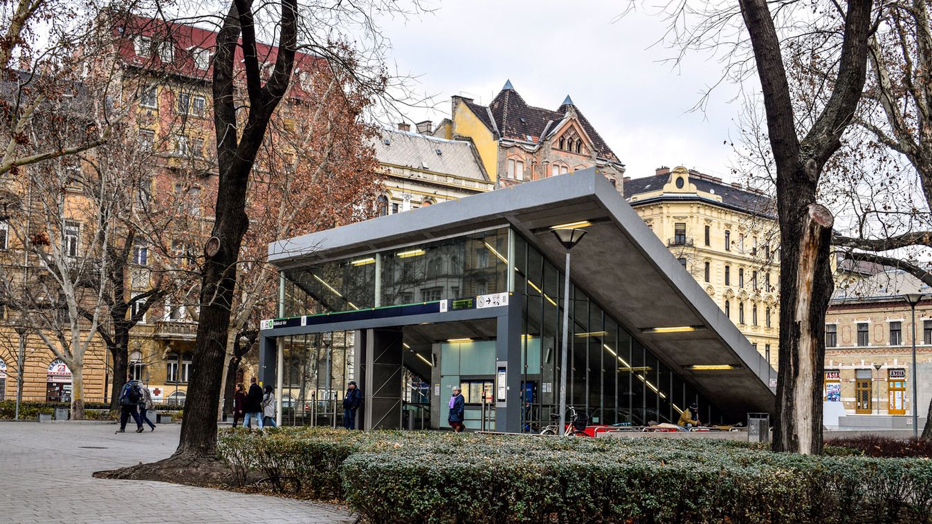 Gázrezsóval főznek a metróbejárat mellett a hajléktalanok