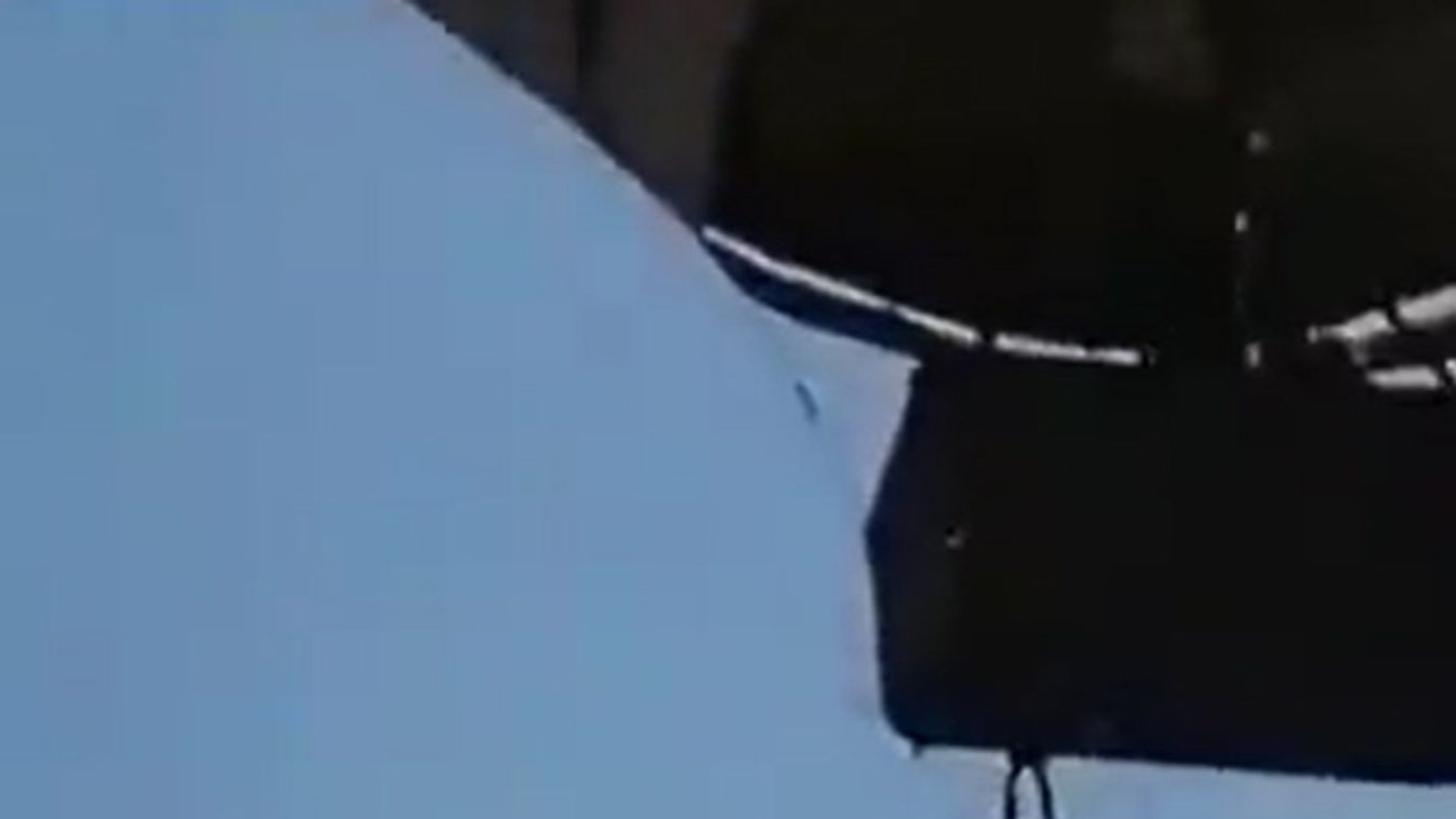 Egy hőlégballonba kapaszkodva lógott sokáig egy férfi Mexikóban (videó)