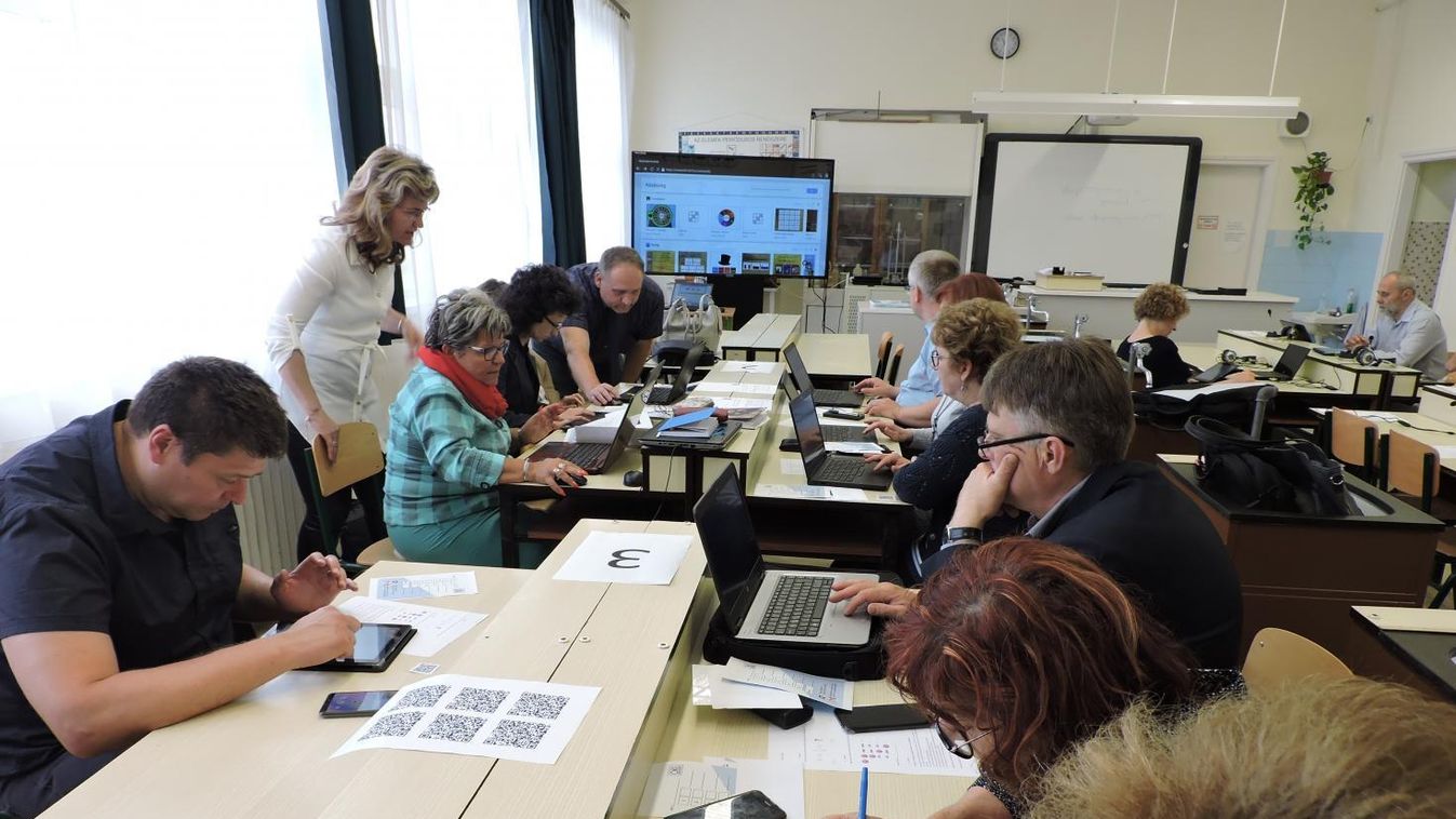 Informatikai eszközök váltják a krétát a tószegi iskolában
