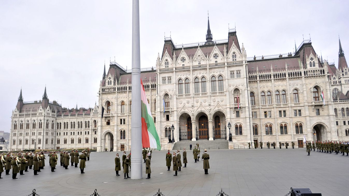 Félárbócon a nemzeti lobogó az Országház előtt