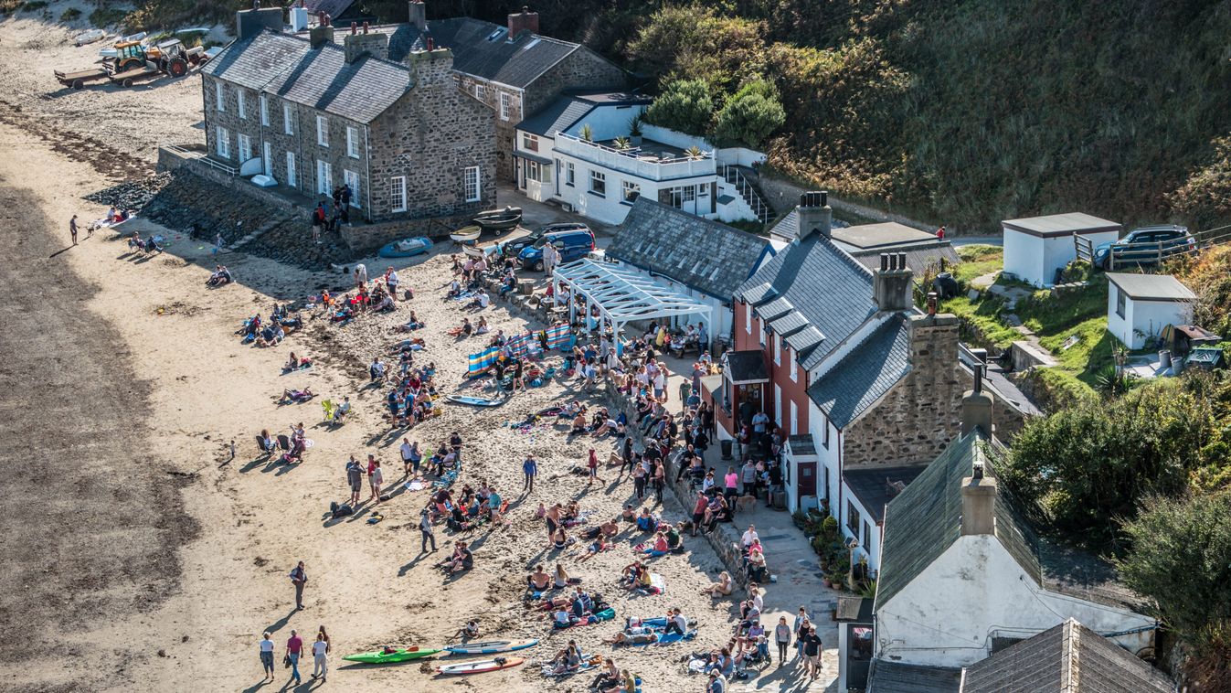 Így omlott a föld egy walesi strandra (videó)