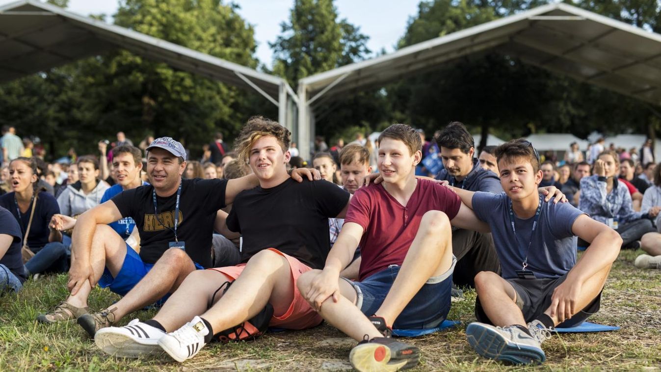 Pár nap múlva már a Lóci Játszikra rophatják a református fiatalok