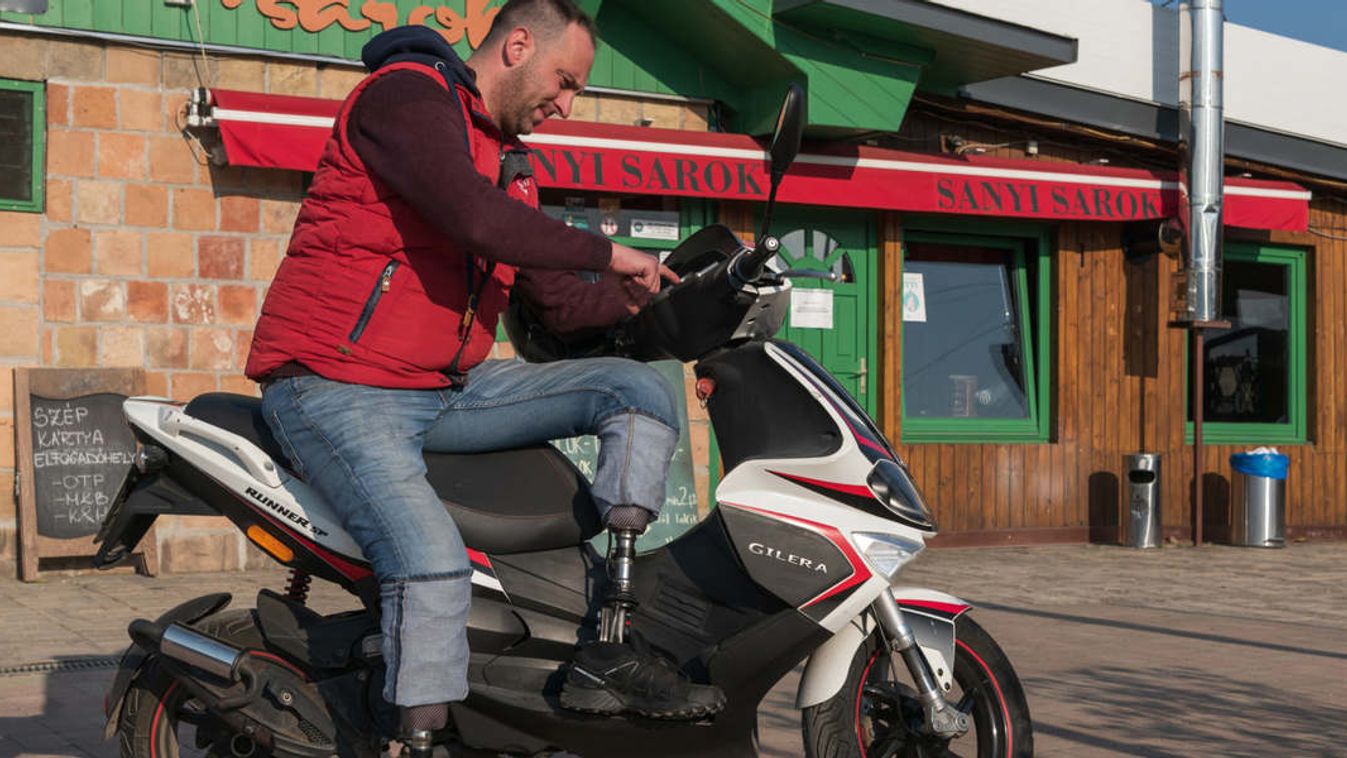 Megható! Mindkét lábát elveszítette, de így sem térdelt le a sorsnak