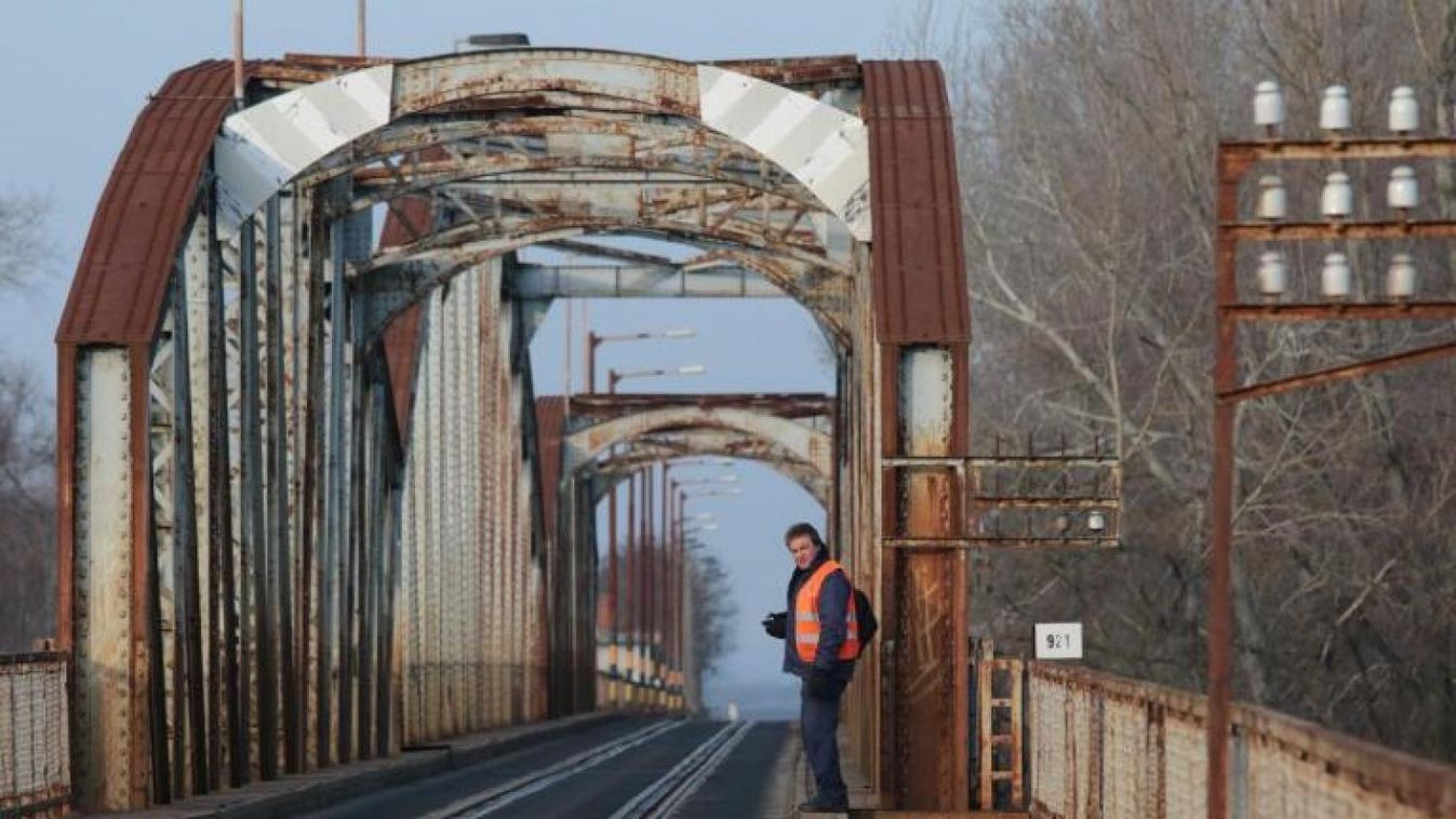 Több vasúti vonalat is érint a kiskörei Tisza-híd felújítása