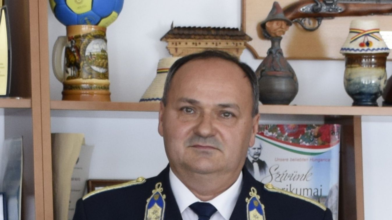 Díjazta a megyei közgyűlés Busi Lászlót, a vízirendőrök vezetőjét