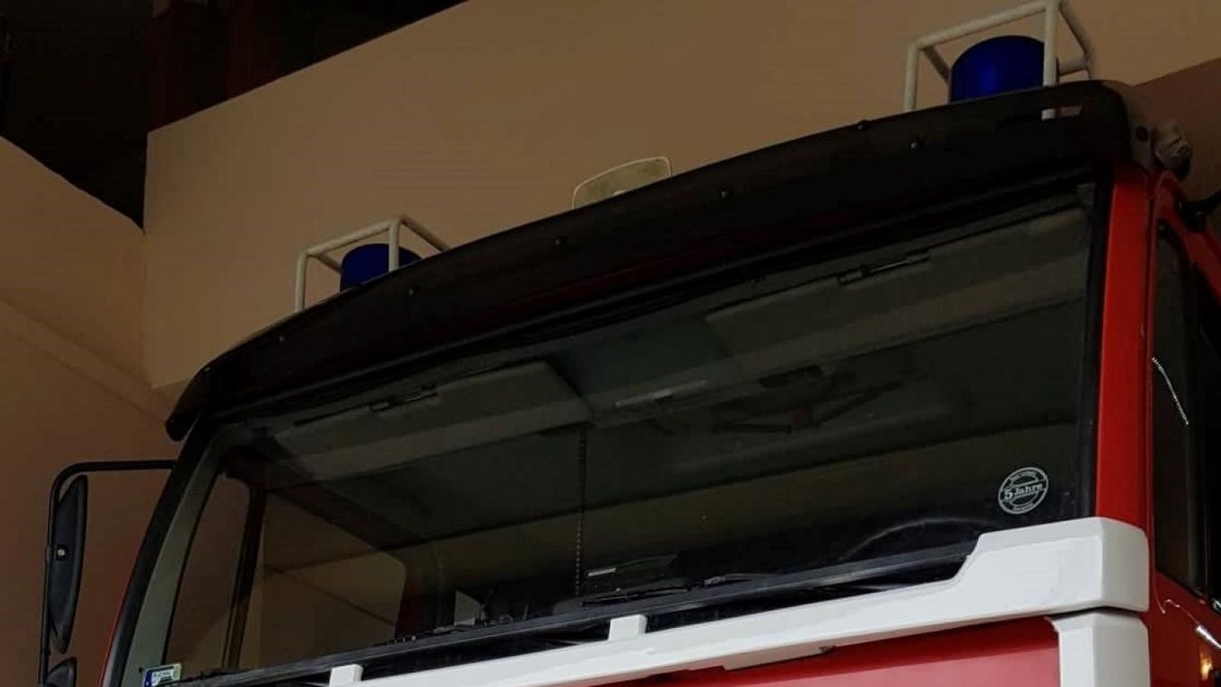Szántóföldre hajtott egy autó a 32-es főúton