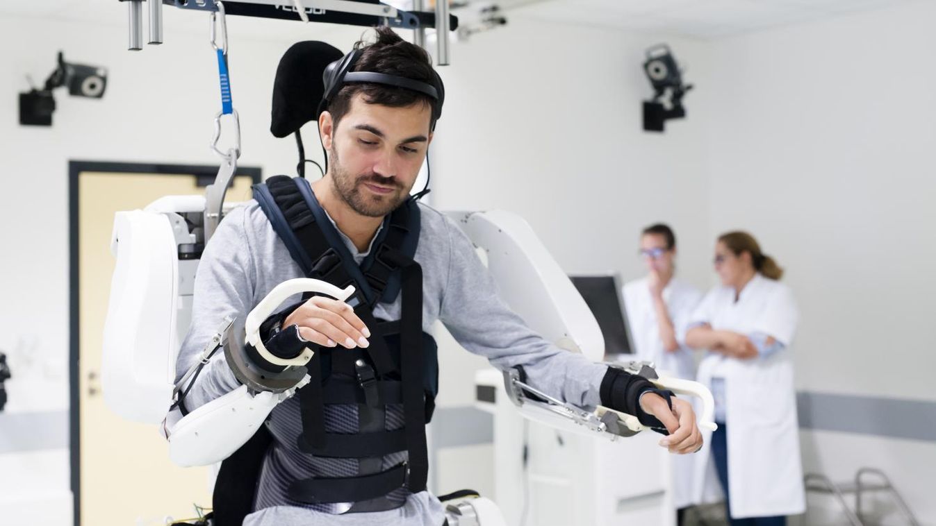 Újra jár egy férfi a saját gondolataival vezérelt exoskeleton-vázzal