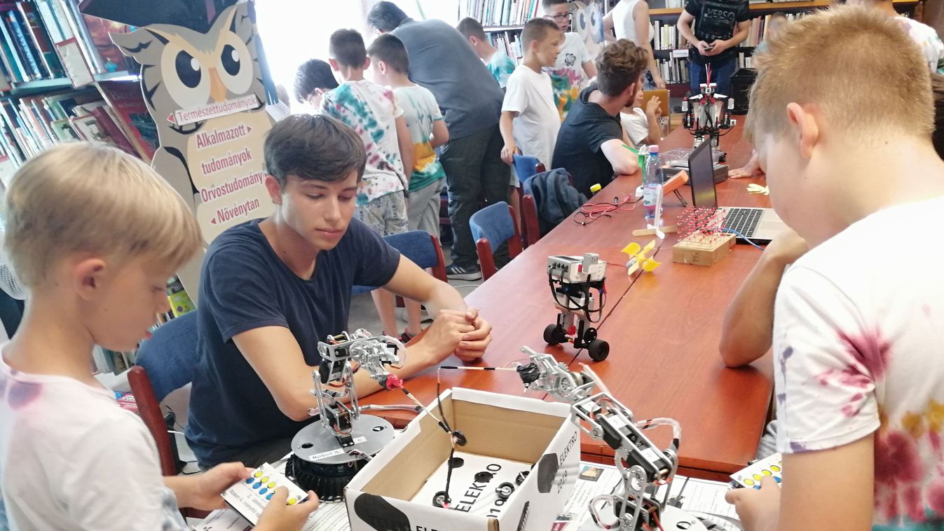 Robotokkal találkoztak a fiatalok