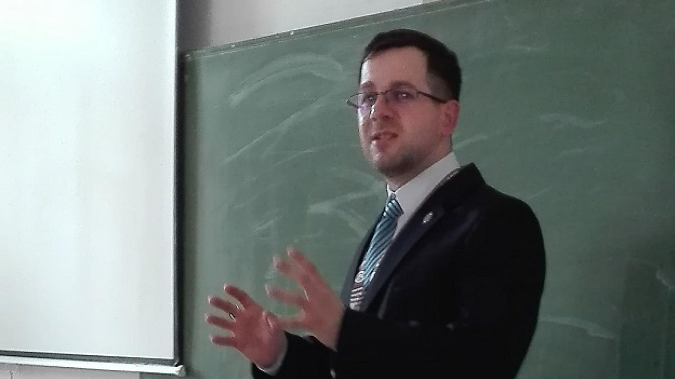 Igazságügyi osztályfőnöki órát tartottak a karcagi gimnáziumban