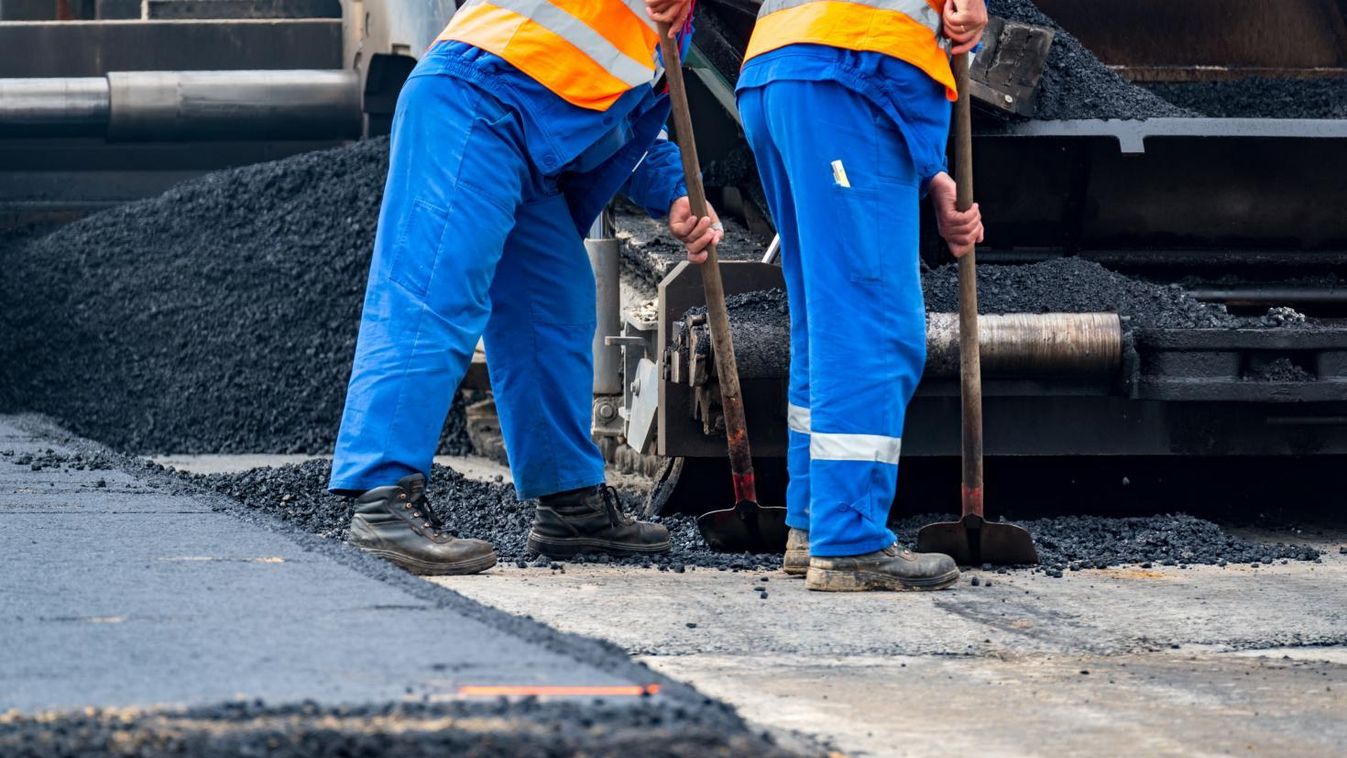 Több miklósi út is járhatatlanná vált, de már elkezdték a helyreállítást