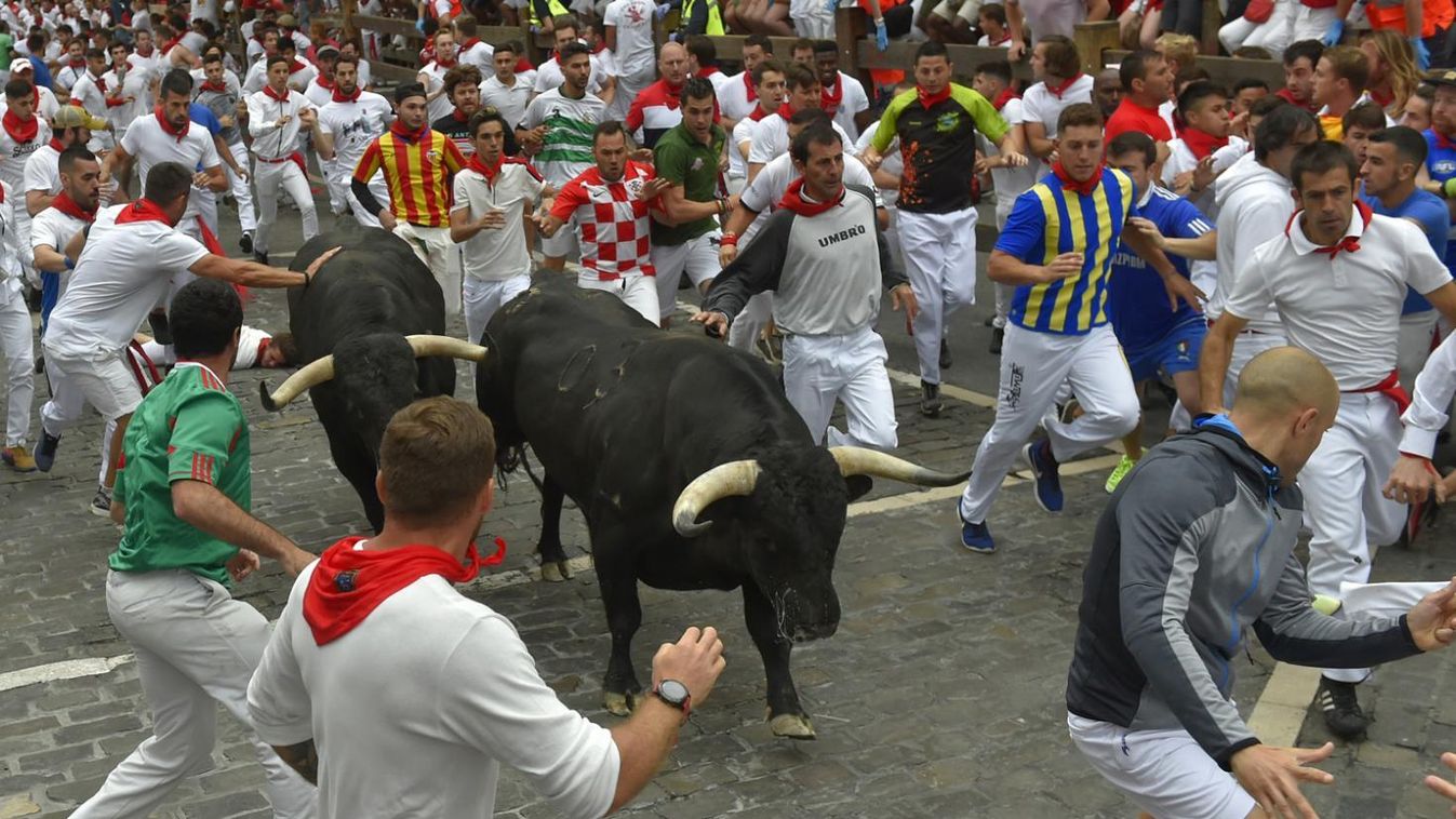 Csúszásgátlóval védik a bikák elől futókat Pamplonában