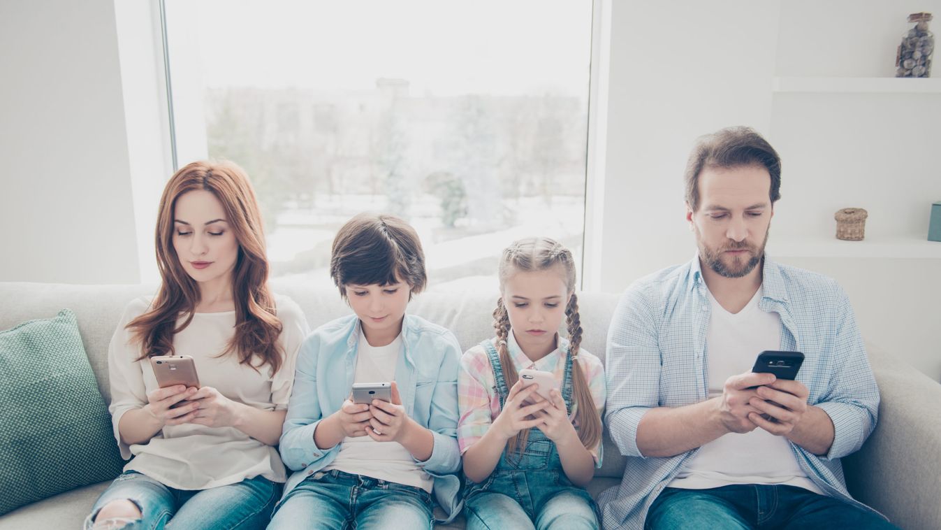 A telefonon netező magyarok kétharmada éjjel-nappal a weben lóg