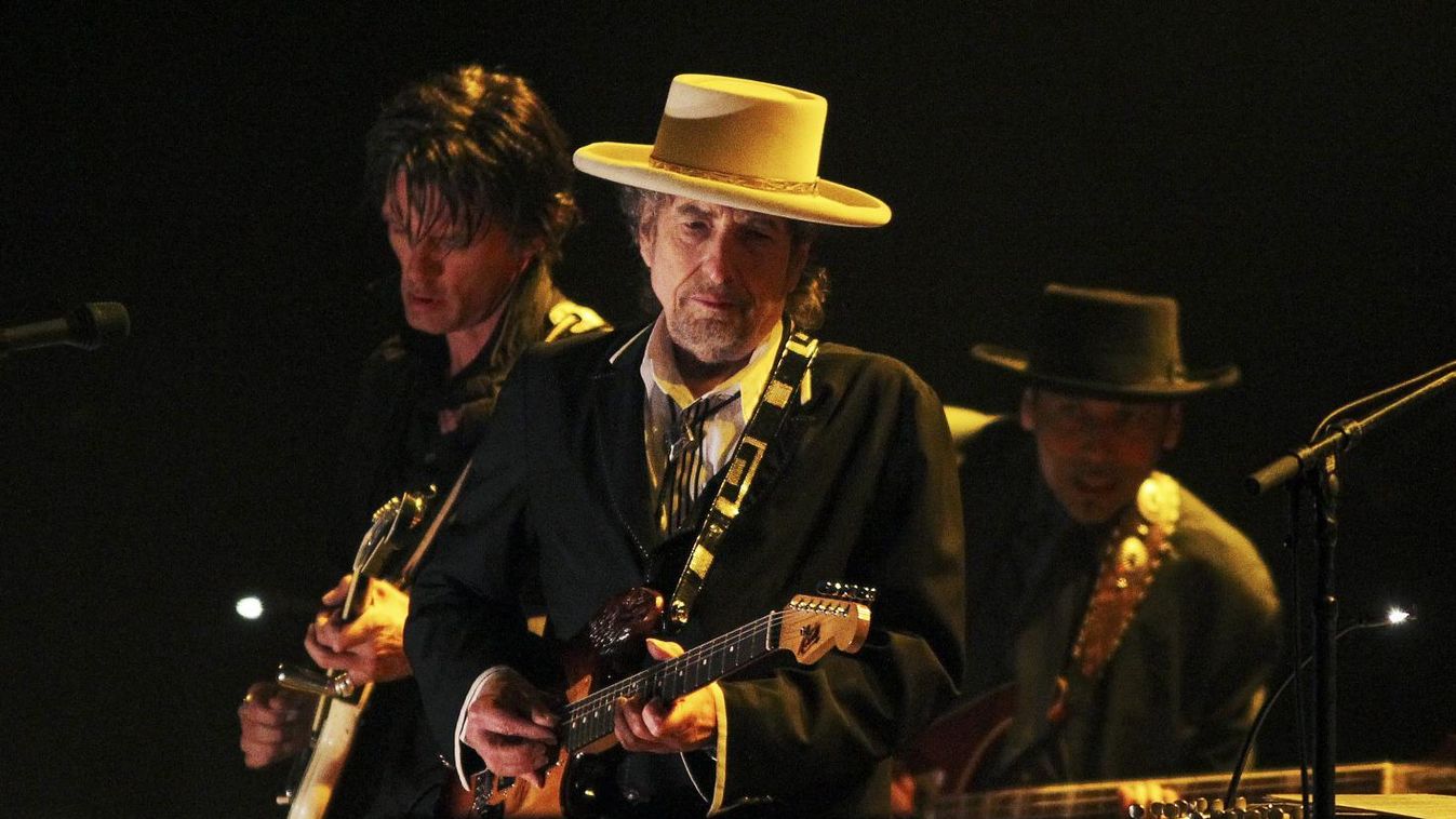 Egy színpadon zenél Bob Dylan és Neil Young