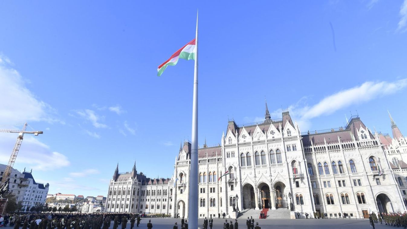 Felvonták a nemzeti lobogót a Parlament előtt