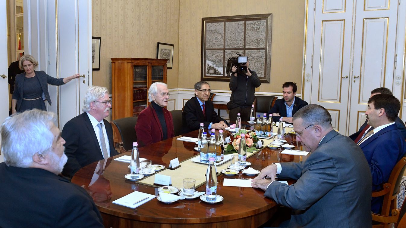 Áder János fizikusokat fogadott a Sándor-palotában