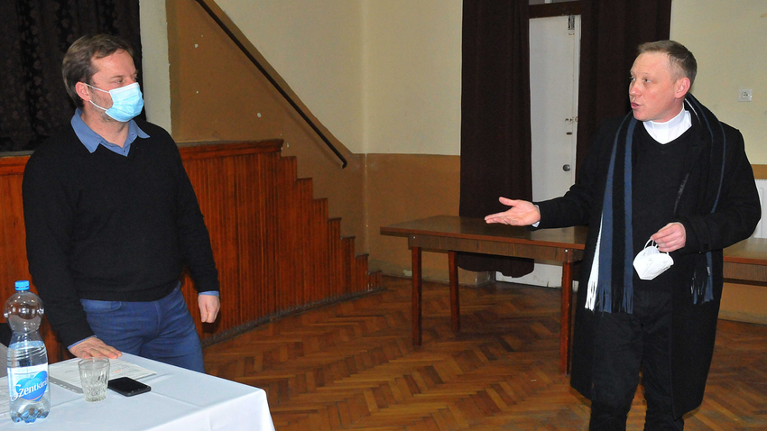 SZOLJON – Lakossági fórumon vitatták meg a sírkert ügyét Alattyánon
