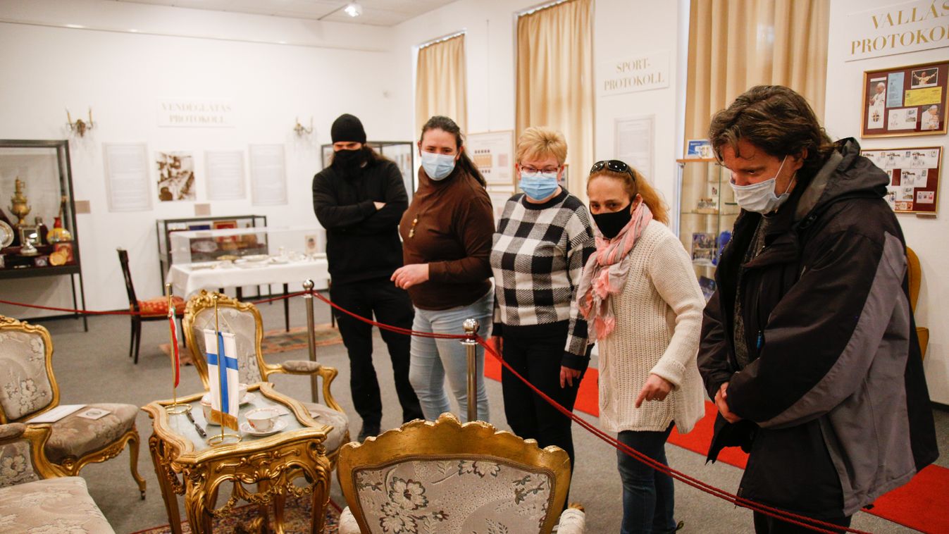 Páratlan állami kitüntetéseket rejt a szolnoki múzeum időszaki tárlata