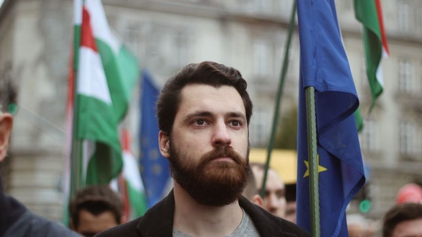 Nem kell beszámolnia a momentumosnak arról, mit csinál a fizetéséért