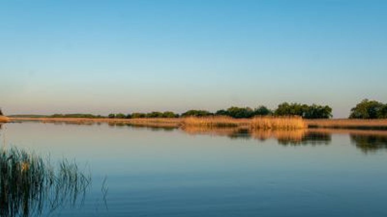 Új kompjárat szeli a Tisza-tó vizét