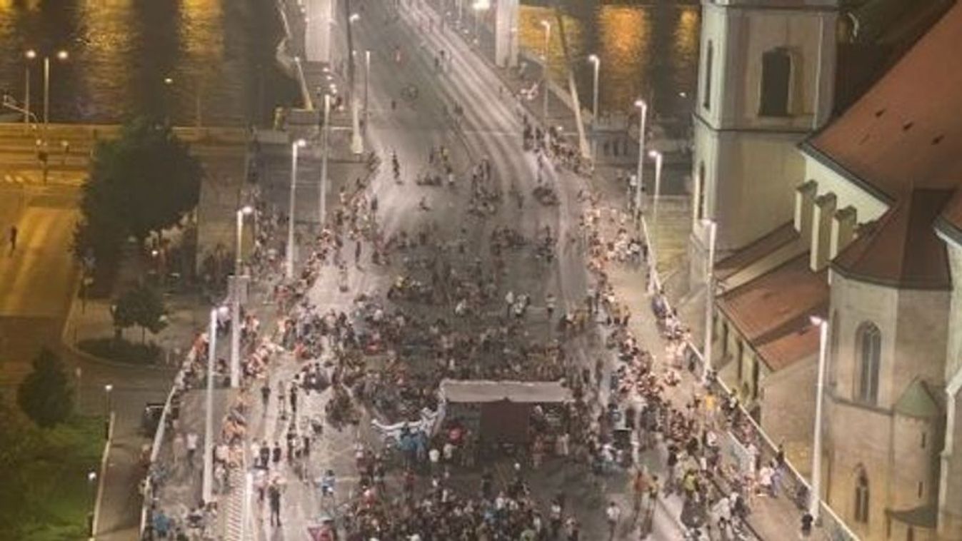 Megütöttek egy rendőrt és sörösüveggel megdobtak egy rendőrautót éjszaka (videó)