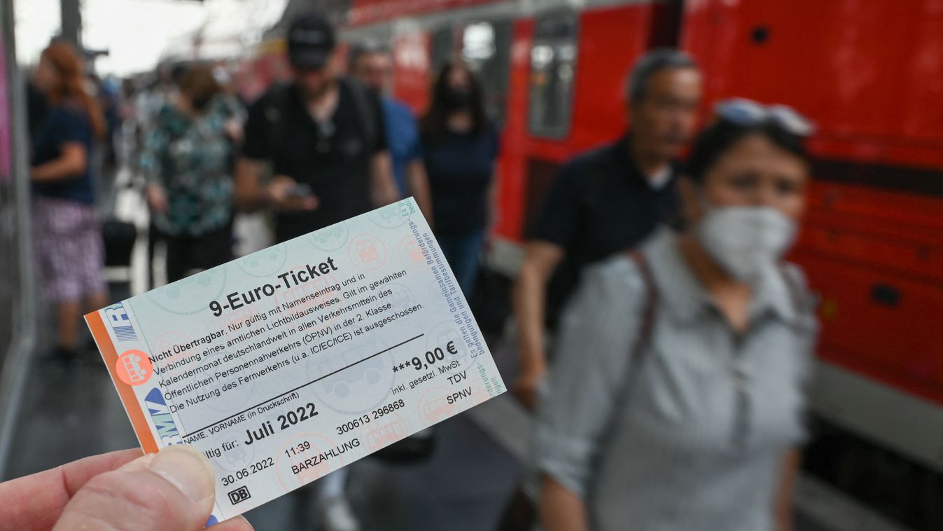Közlekedési káoszt hozott a szuperolcsó bérlet