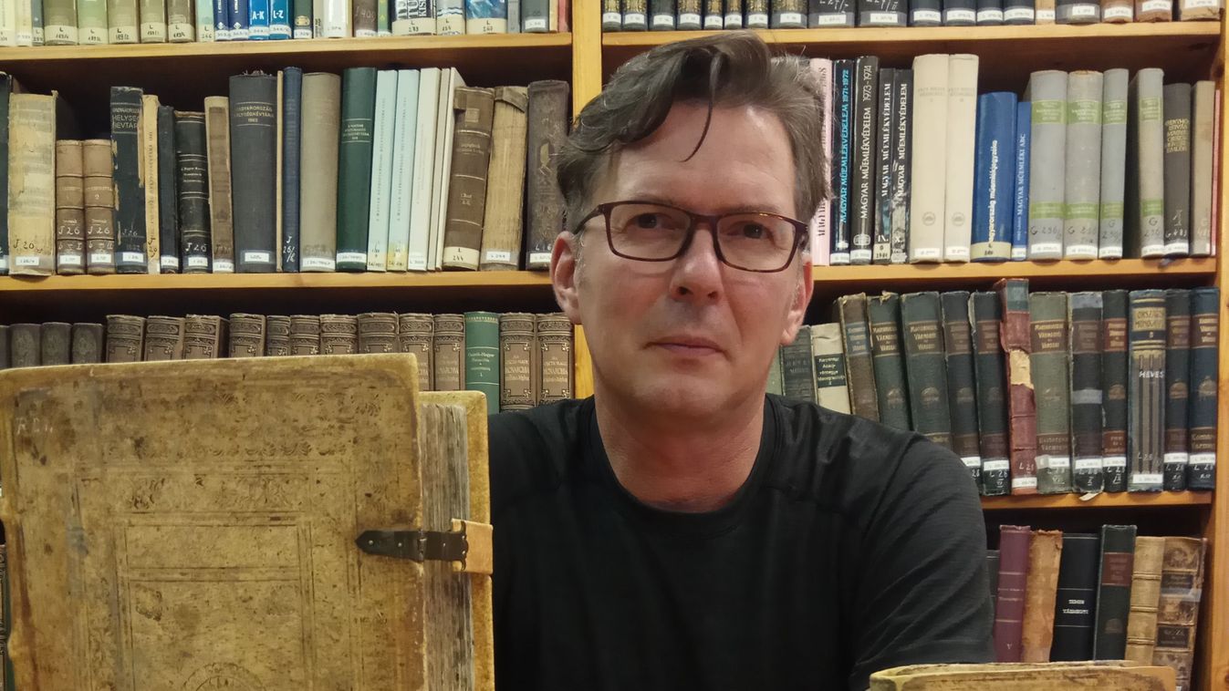 A papírgyár zúzdájából mentették meg a régi Bibliákat, most újjászületnek