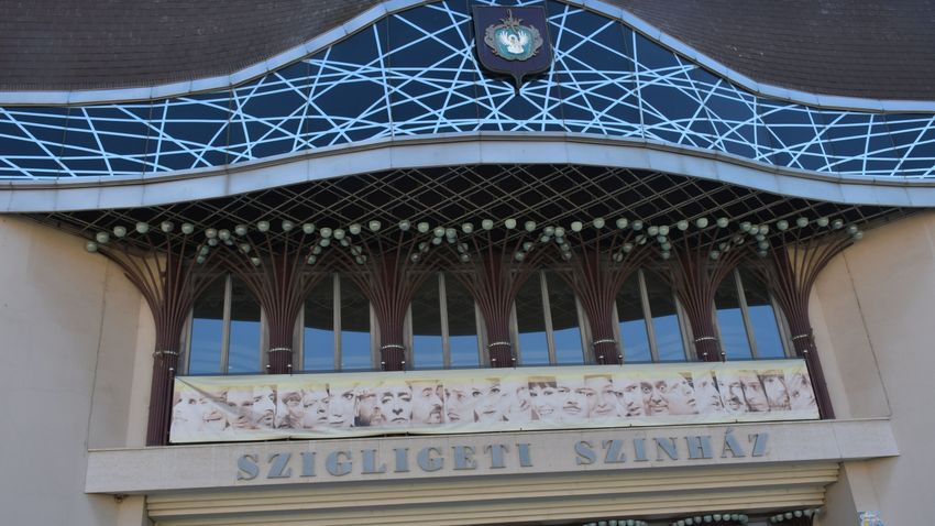 SZOLJON - A szolnoki Szigligeti Színházat ábrázoló bélyeget bocsát ki a