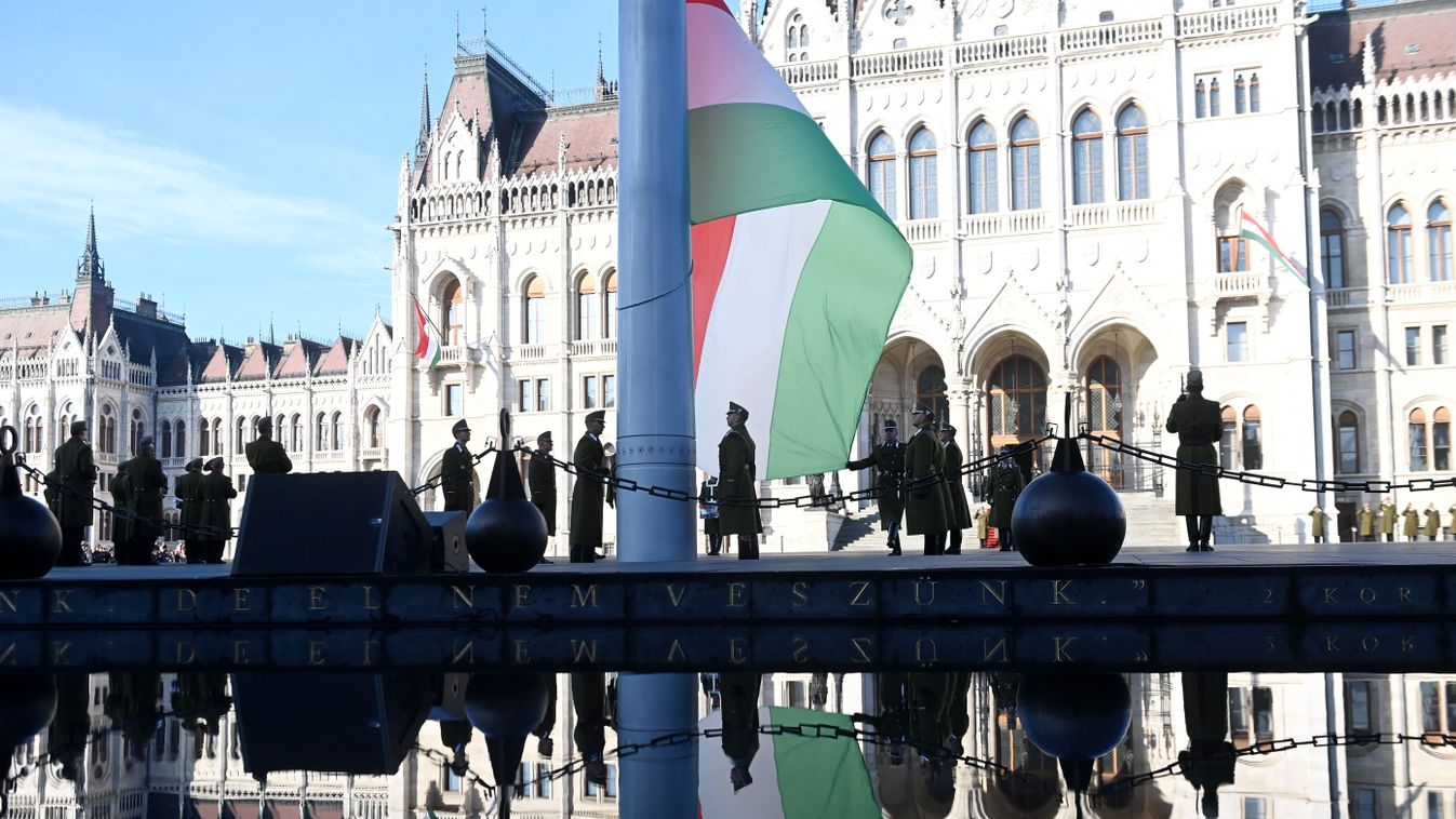 Felvonták a nemzeti lobogót az Országház előtt (videó)
