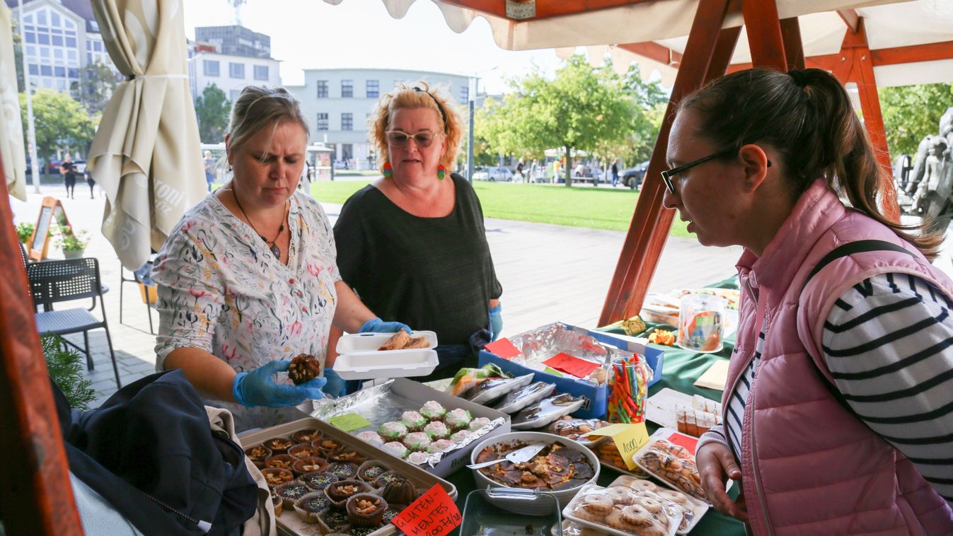 Jótékonysági sütivásárt tartottak Szolnokon Ádám Atiért