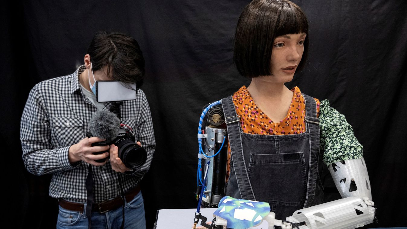 Botrányosan mutatkozott be az első robot az angol parlamentben (videó)