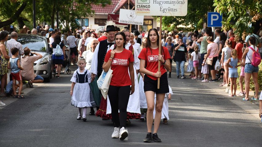 SZOLJON – Képes visszatekintés: ezreket vonzott a Csángó Fesztivál leglátványosabb része, a felvonulás