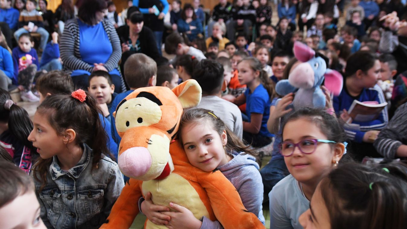Diákok is énekelték a Walt Disney-filmek híres dalait a szolnoki iskolában – Videóval!