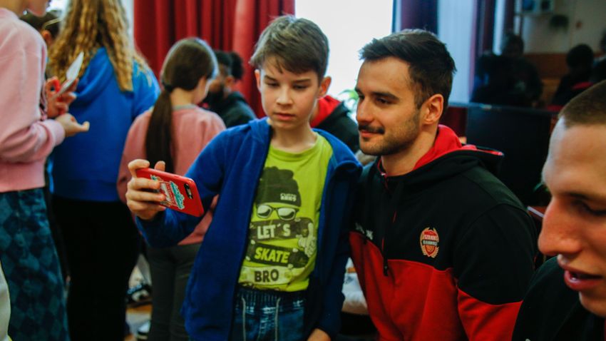 Szolnok Olajbányász players held an extraordinary English lesson for students – with video