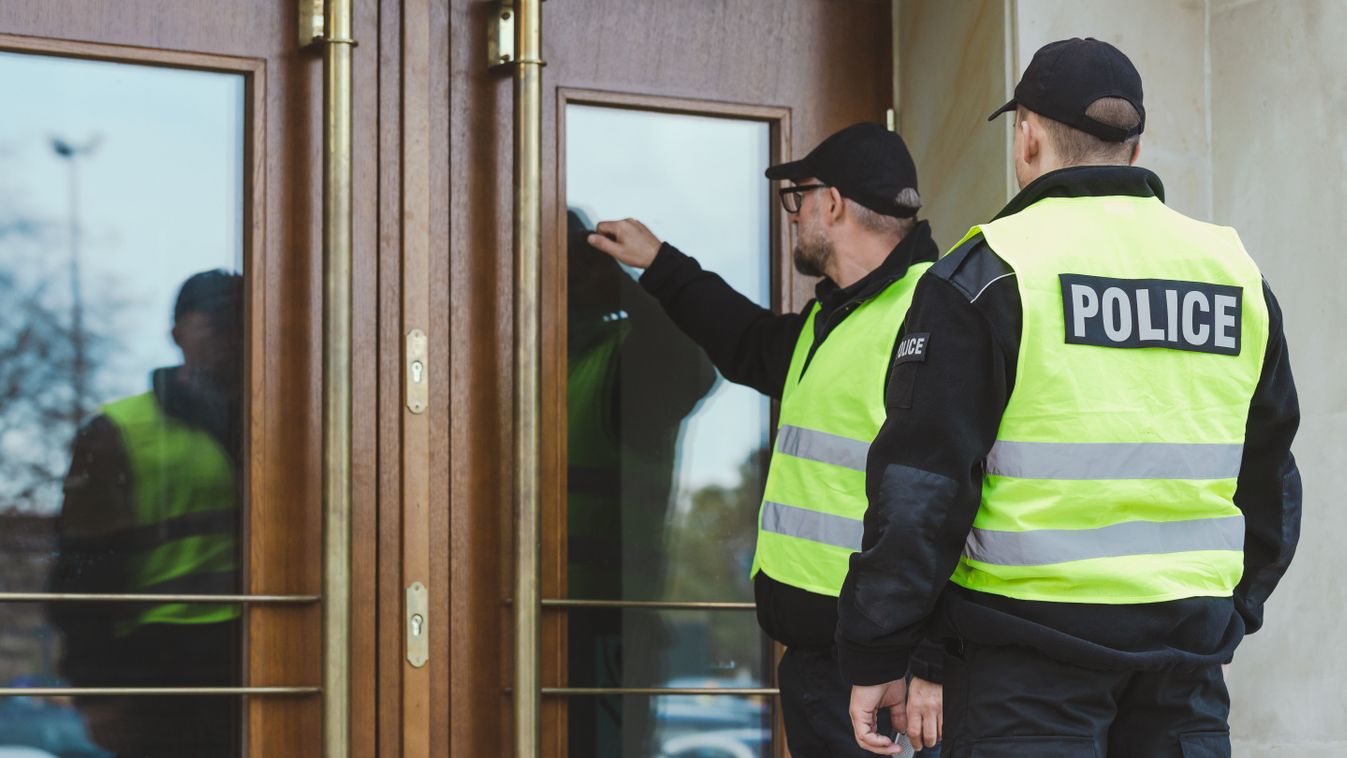 Rendőröknek kellett bejuttatni a munkaügyi ellenőröket egy jászkunsági feldolgozó üzembe