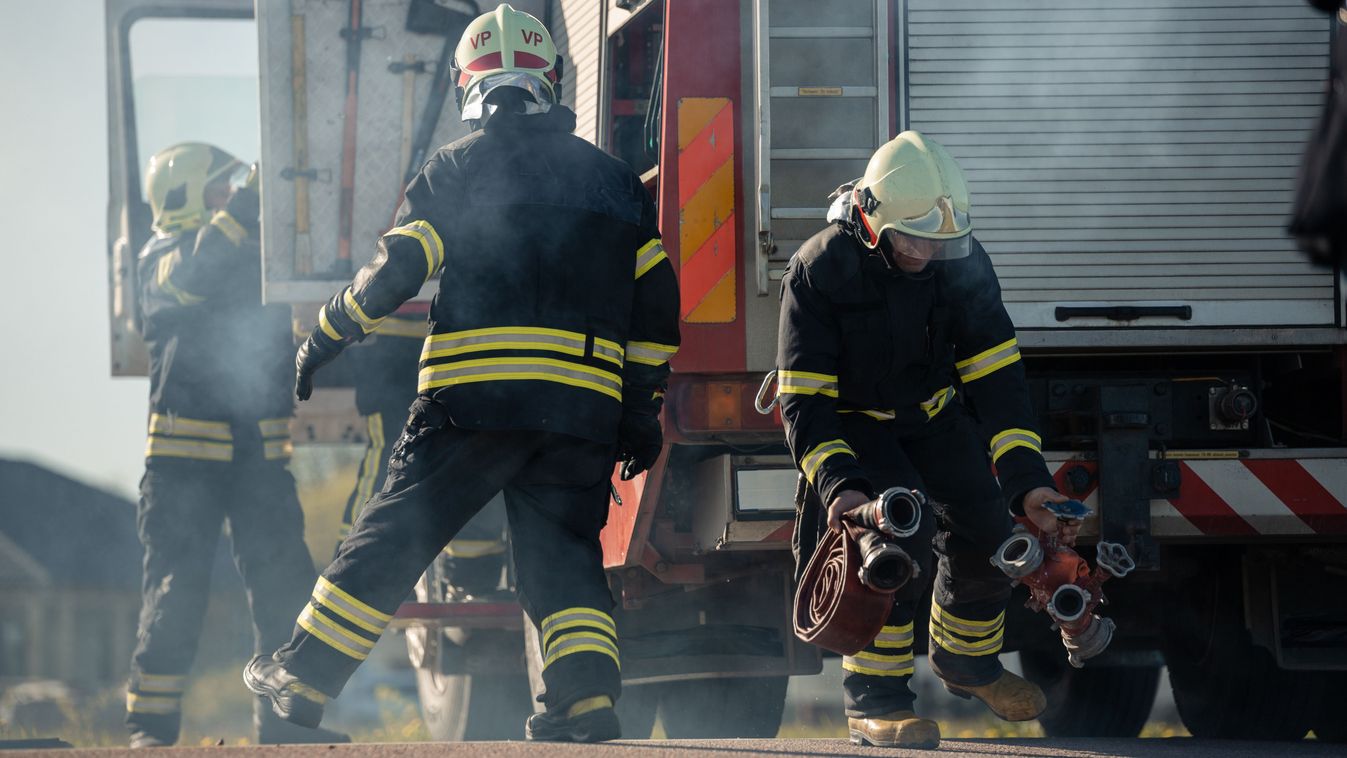 A tűzoltókat is meglepte, milyen élőlény pislogott rájuk vissza egy újszászi vízóraaknából