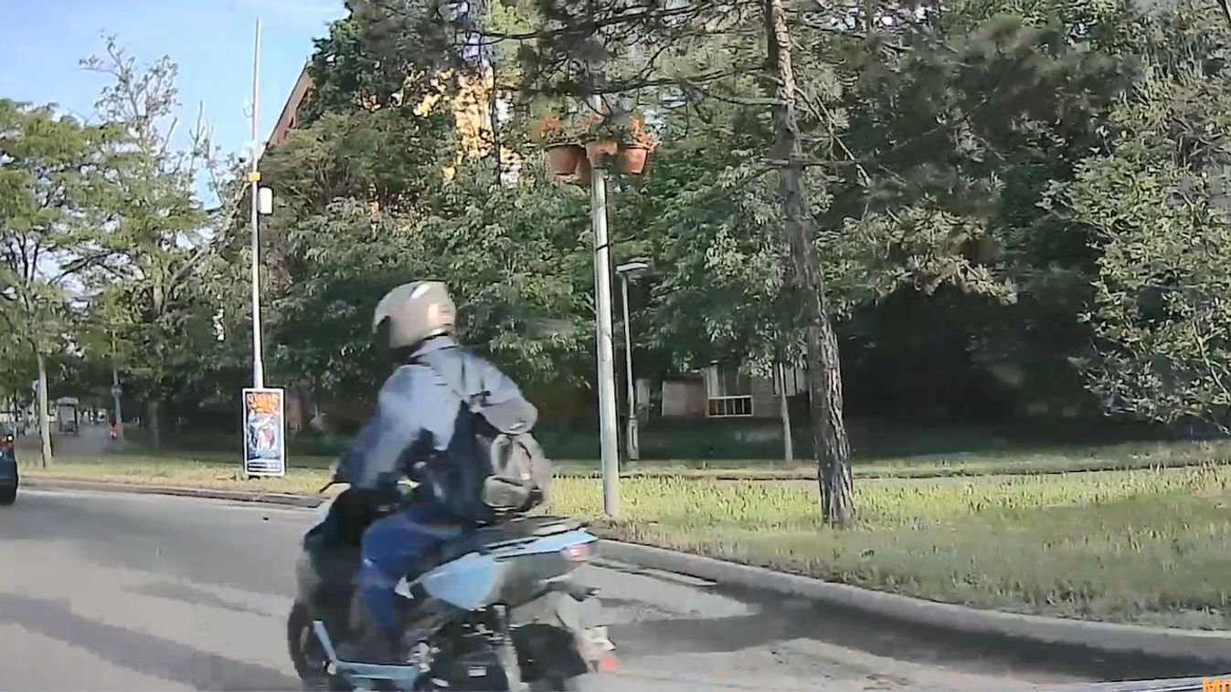 Életveszélyesen közlekedett egy motoros a szolnoki körforgalomban - videóval